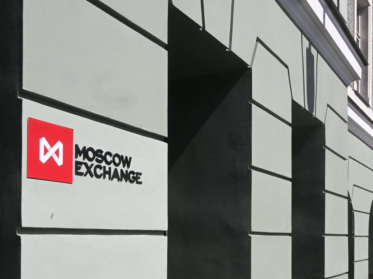   Вывеска на здании Московской биржи© РИА Новости / Сергей Гунеев
