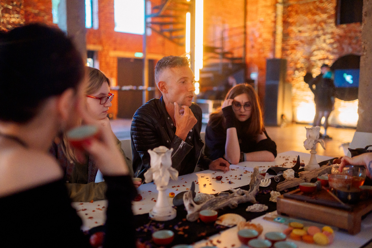 В центре как раз тот самый друг