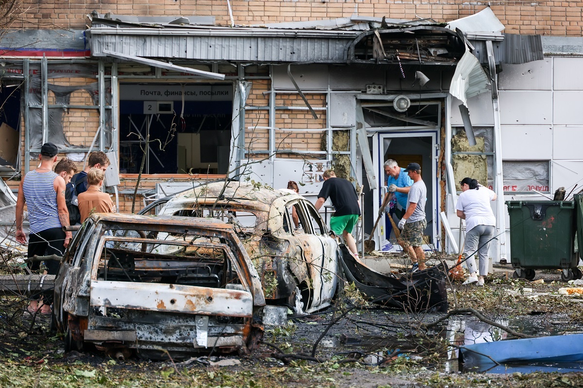    Поврежденный жилой дом и автомобили, сгоревшие в результате обстрела Курска со стороны ВСУ