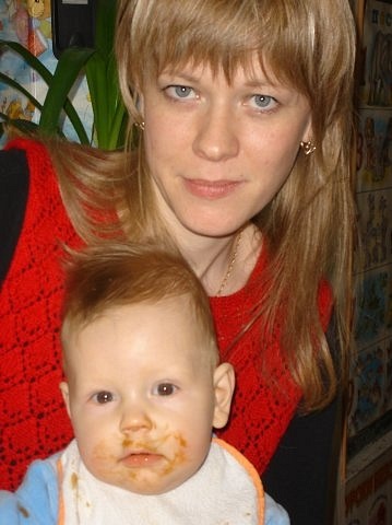 Егор и баночка чернослива. 8 месяцев. 