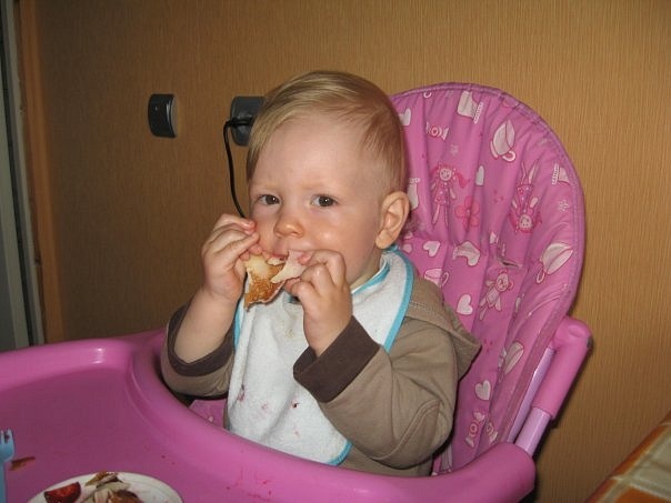 Егор и бабушкины блинчики. Прошло 15 лет, ест с таким же аппетитом и выражением лица 😅