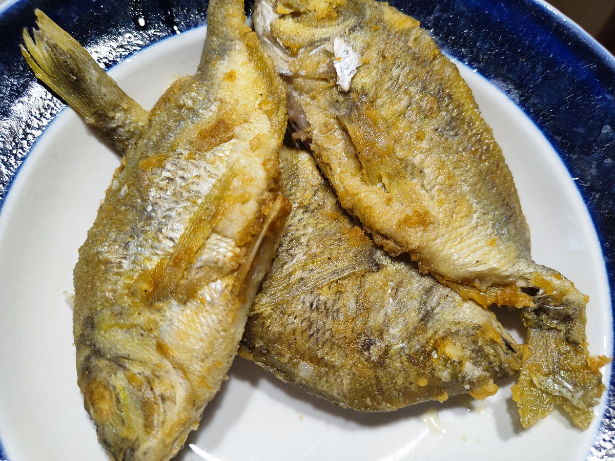 Фото шашлыков не нашла, придется поверить на слово.. Но свежую морскую рыбку тоже жарили все вместе!