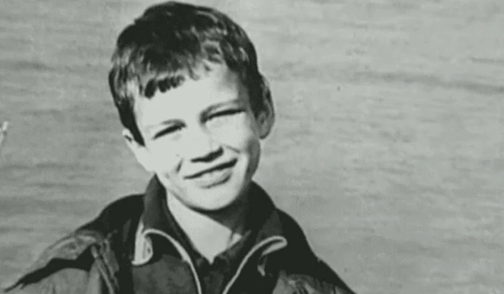 на фото Андрей Чернышов в детстве