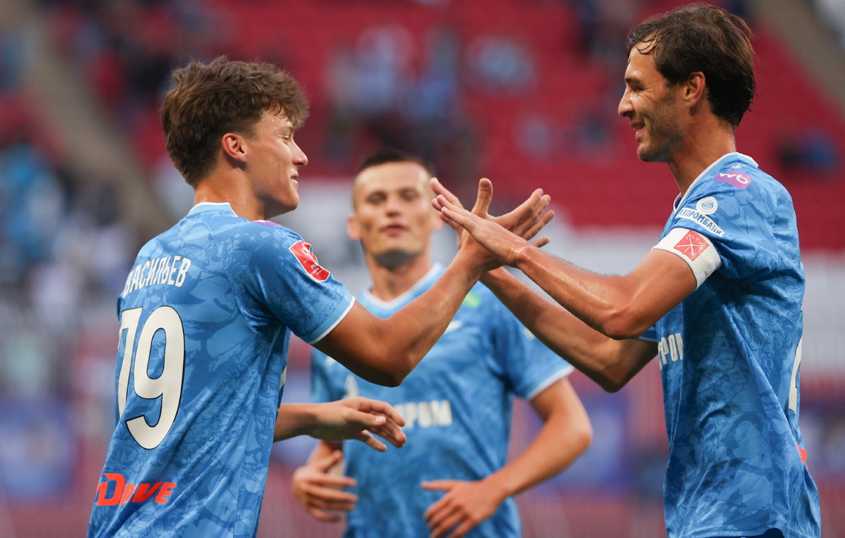    Полузащитник "Зенита" Дмитрий Васильев (слева)  Егор Алеев/ТАСС