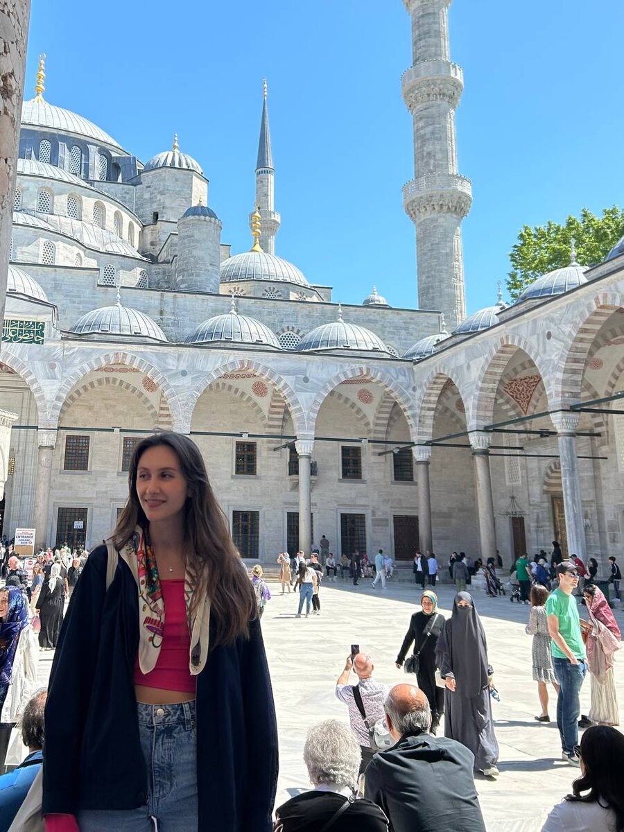 На последней фотографии невероятно вкусный десерт — холодная пахлава с фисташкой.