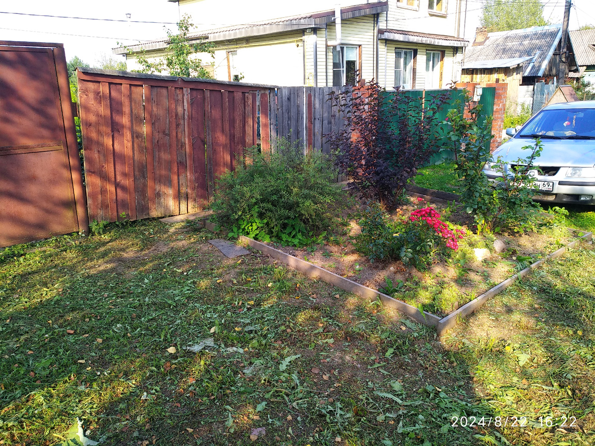 клумба за воротами