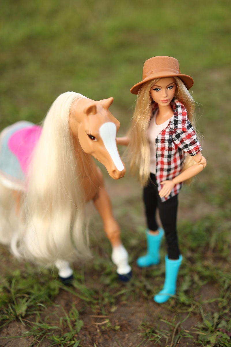 Аделина подготовилась: надела сапоги, удобную рубашку и шляпу.