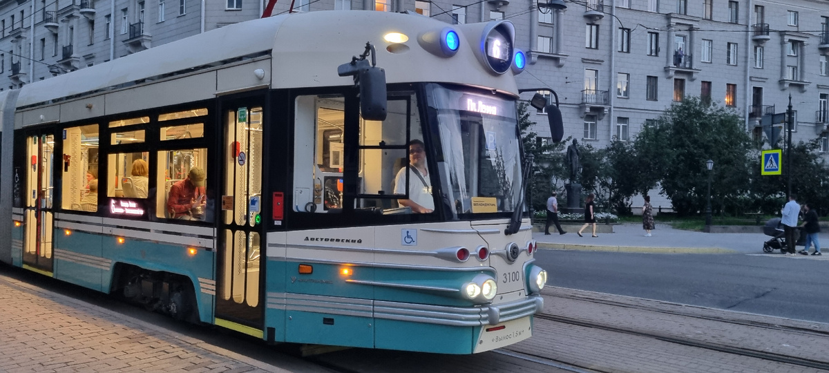 А это Достоевский. Конкретно на этом травмае мы прокатились и оценили его изнутри)