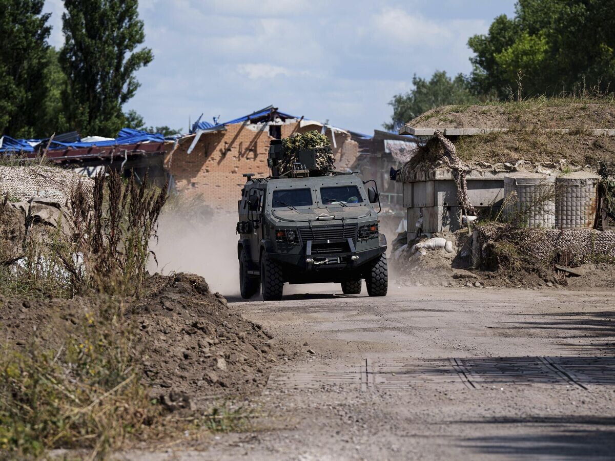    Украинская бронетехника рядом с российско-украинской границей в Сумской области© AP Photo / Evgeniy Maloletka