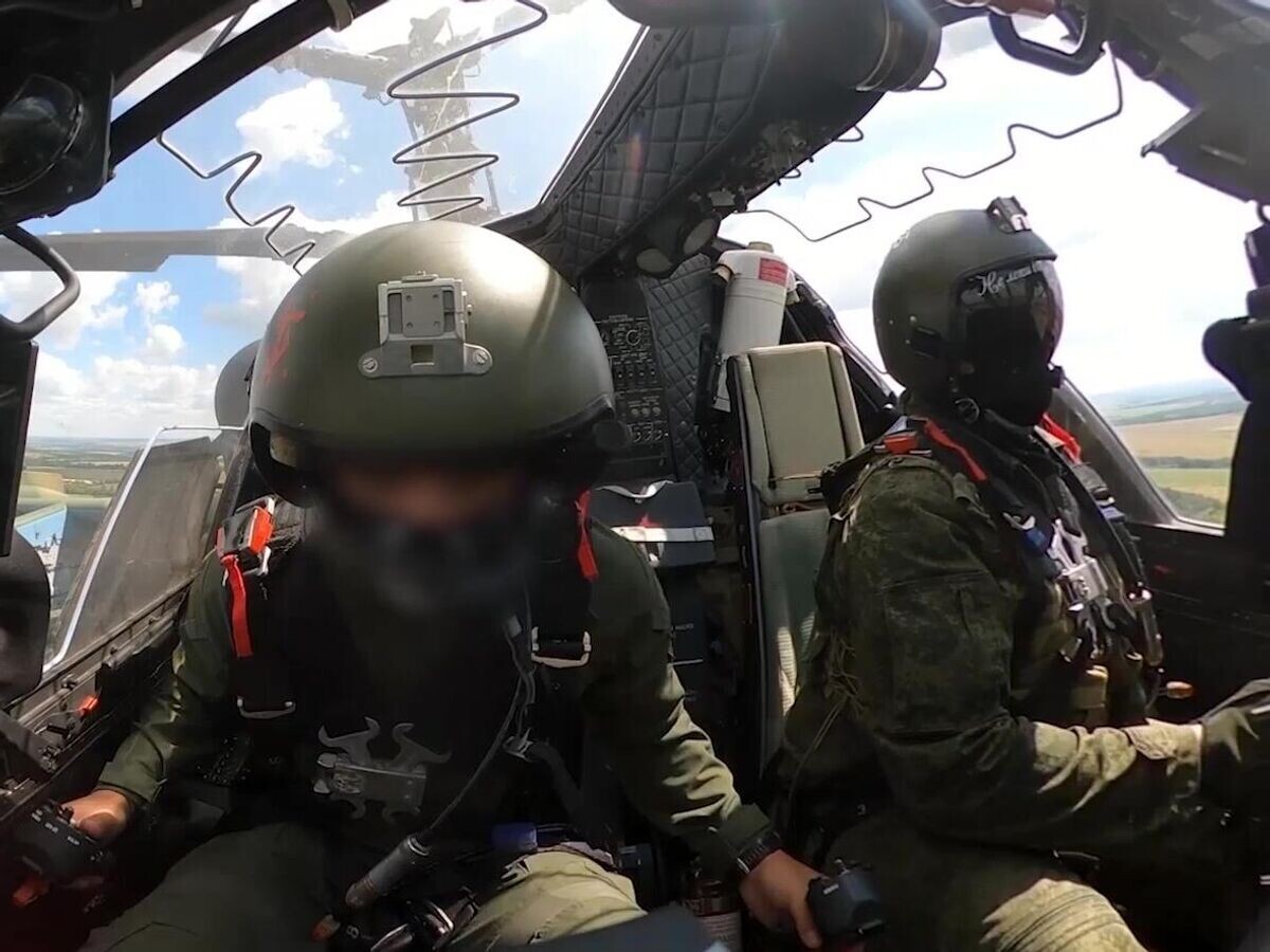    Экипаж вертолета Ка-52 "Аллигатор" выполняет боевое задание по поражению подразделений ВСУ на границе с Курской областью© РИА Новости / Министерство обороны РФ