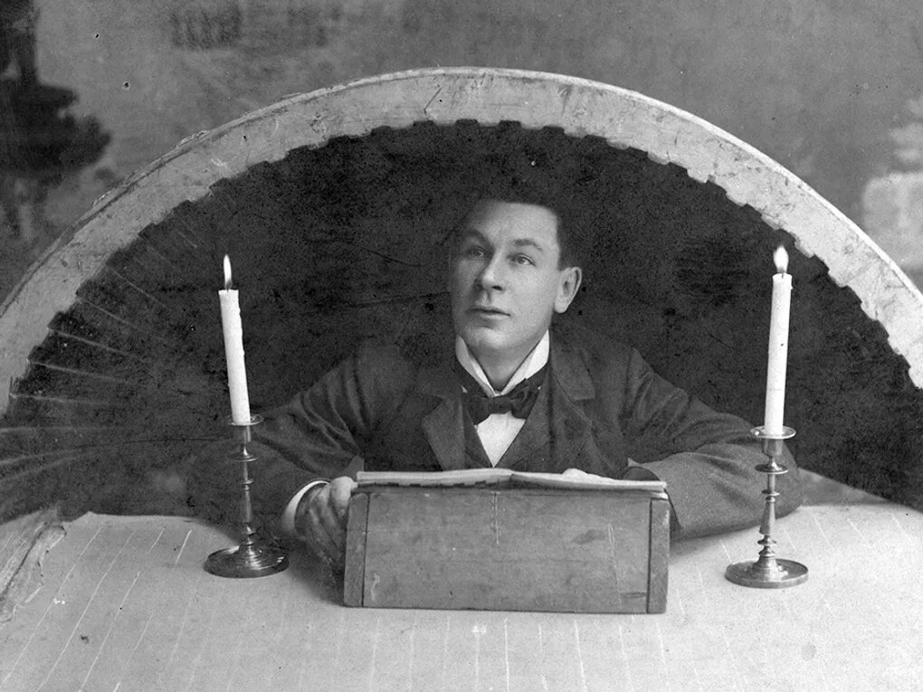 Суфлер в суфлерской будке. 1904–1905 годы. Фотография: Ростовский областной музей краеведения, Ростов-на-Дону