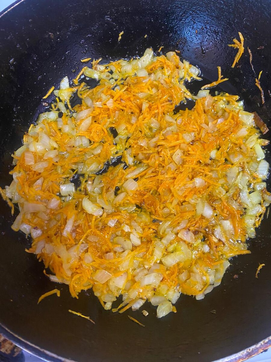 Поджариваем лук и морковь, чтобы был красивый цвет супа.