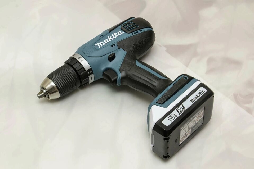 Дрель-шуруповерт Makita BDF453RFE. 