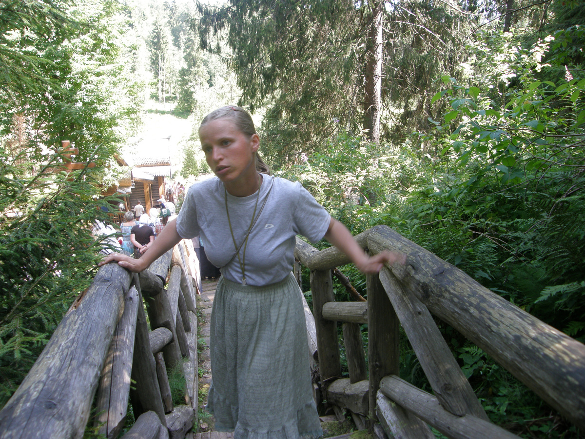 Самый модный стиль одежды православной женщины, за пределами храма платочеГоловной можно снять.