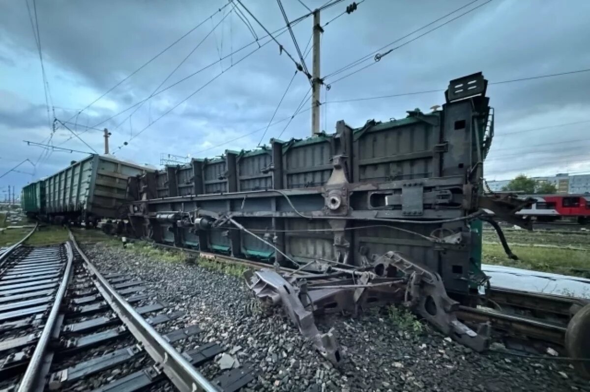    В Самарской области с рельсов сошли и перевернулись 5 вагонов с «химией»