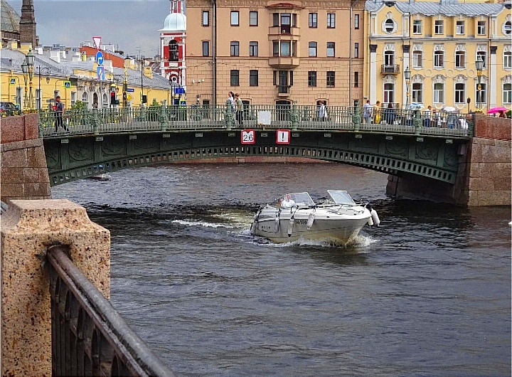 1-й Инженерный мост через реку Мойку. Видите скопление народа справа? Вот там Чижик сидит.