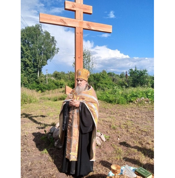 Протоиерей Пётр Нетреба в день освящения поклонного Креста