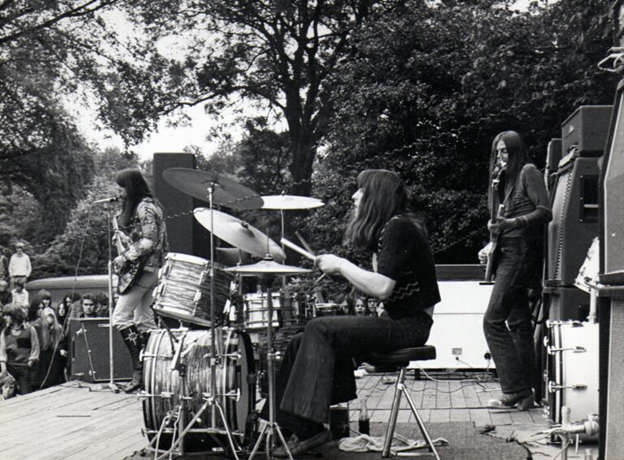 Группа Snake Eye во время своего концерта.