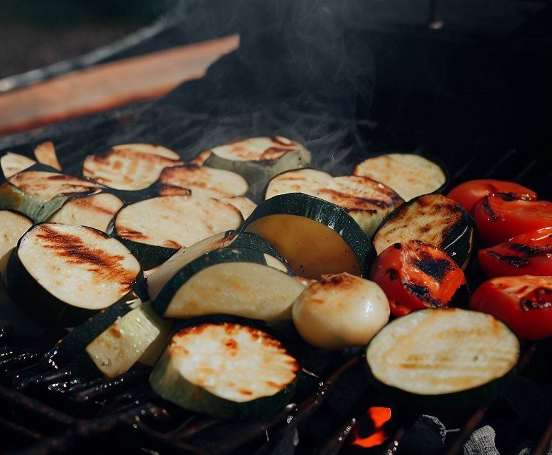Овощи, приготовленные на решетке в мангале.