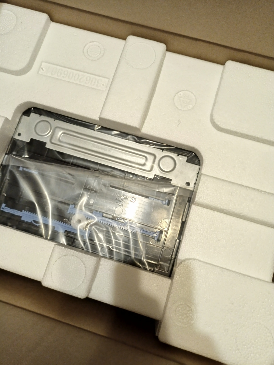 Случайно открыл коробку с нижней части