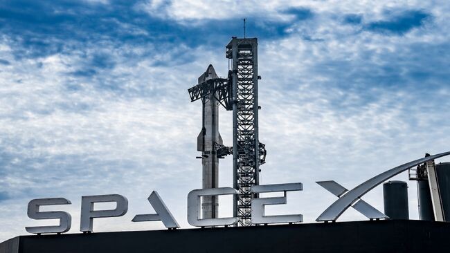    Ракета SpaceX Starship на стартовой площадке комплекса Starbase.    
 Источник: SpaceX