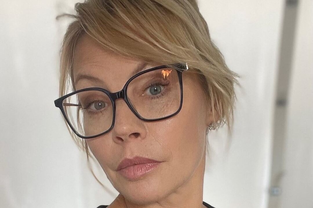     Актриса взяла весло: Алена Бабенко показала стройную фигуру в бикини на пляже