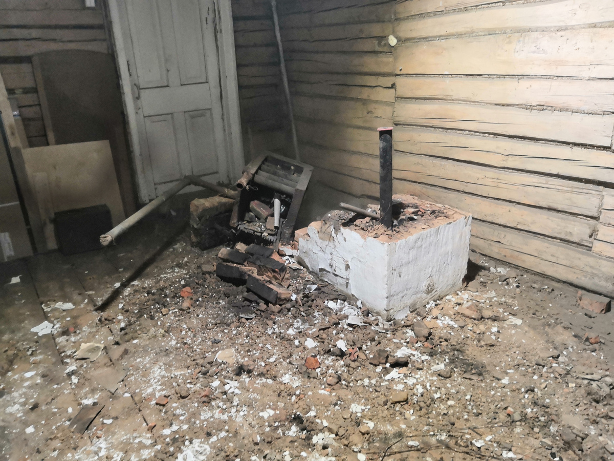 Фундамент печки уходит вниз до самой земли