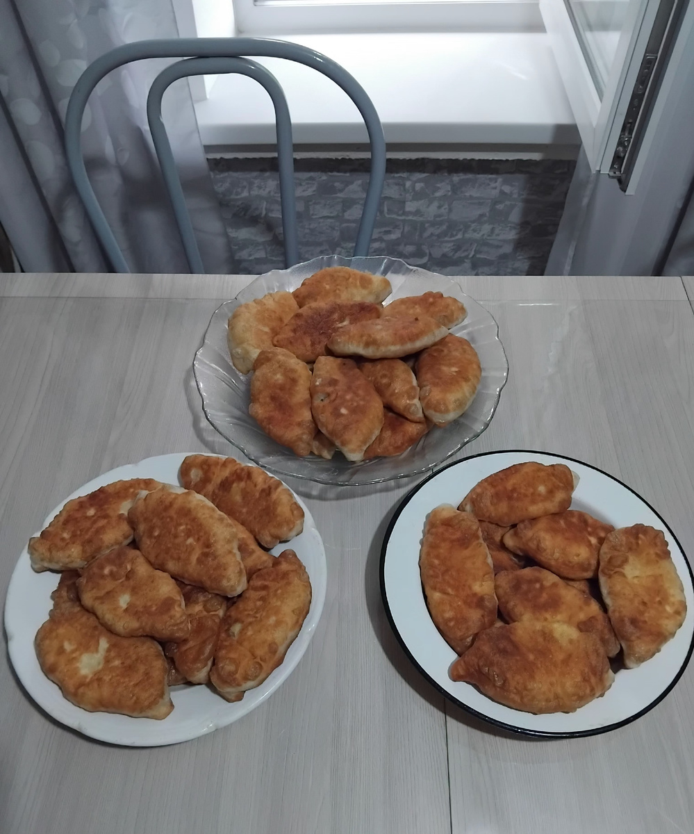 С картошкой, с мясом,с яйцом и луком 