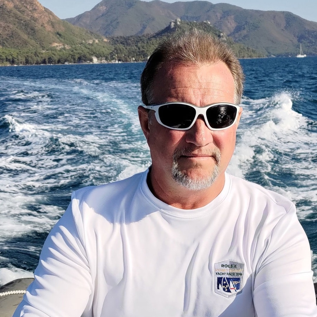 Трагическая новость о смерти Станислава Печенкина, российского яхтсмена, потрясла спортивное сообщество. Как писал «Альтаир», туристы из Иркутска путешествовали на яхте по Байкалу и остановились в бухте Змеиной. Двое из них отправились за грибами в лес. Там они увидели медведя, после чего попытались убежать и прыгнули со скалы. Один из туристов скончался от полученных травм, другого с переломом ключицы доставили в больницу.