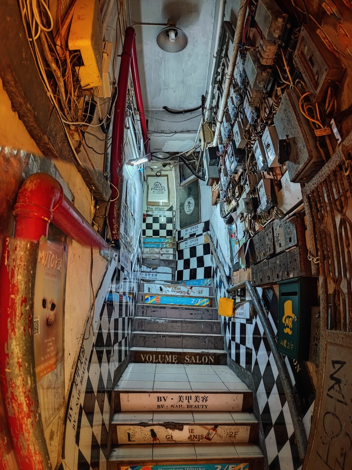 Еще и на каждую ступеньку додумались рекламу наклеить!