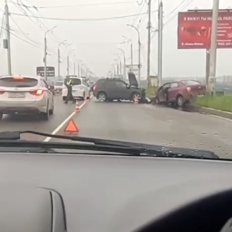 Жесткое ДТП произошло сегодня утром на плотине ГЭС в Иркутске, что вызвало значительные затруднения в движении. По предварительной информации, два автомобиля столкнулись на полосе в сторону Академической. На месте происшествия работают сотрудники полиции. Информации о пострадавших еще не поступало. Подробности инцидента будут известны позже.