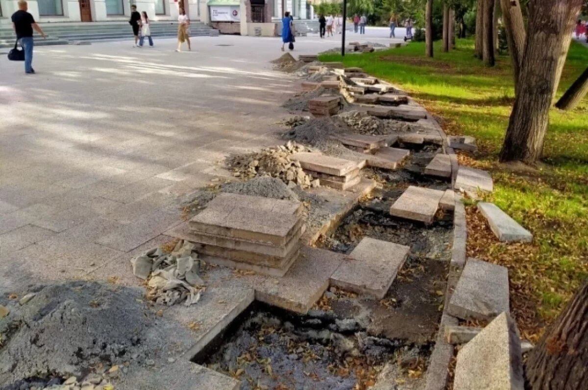    В Новосибирске реконструкцию Первомайского сквера не закончили к 15 августа