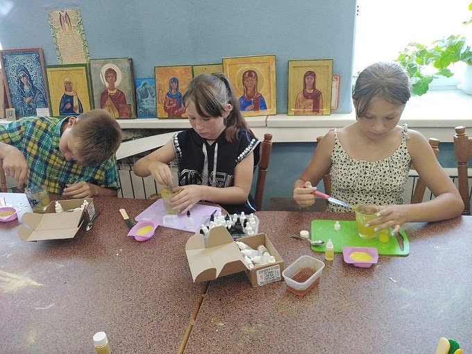 Дети подкрашивают смесь мыла