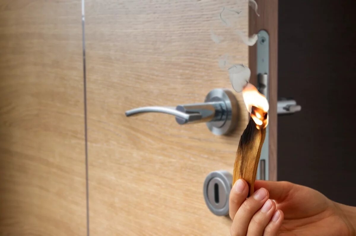    19-летний комсомольчанин поджёг дверь в квартиру, чтобы заработать деньги