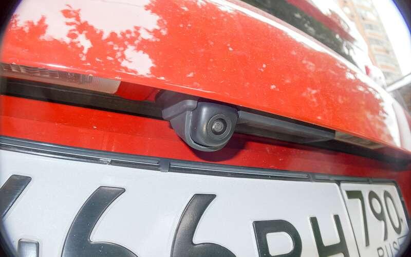    Через 5–7 лет сырость может подкосить здоровье камеры заднего вида. Отказывают сонары парктроника и обогрев сидений. Если же начнут барахлить и терять ориентацию стеклоподъемники, первым делом нужно проверить чистоту направляющих и провести адаптацию. Но иногда дело доходит и до замены блока управления.