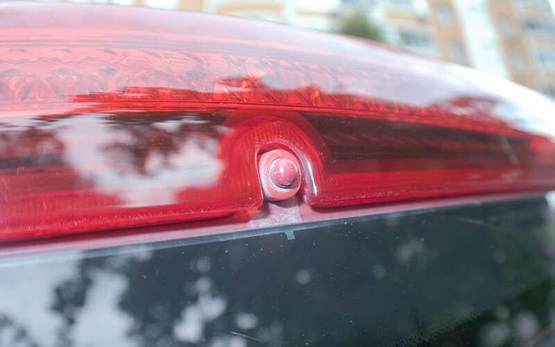    Стоп-сигнал, опоясывающий задок, часто и без видимых причин трескается в районе ­форсунки омывателя заднего стекла.