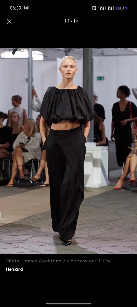 Здесь отсутствуют аксессуары, но за счёт сложного кроя брюк и топа, образ вытягивается до завершенного. Брюки с запахом можно найти на ВБ. У меня есть такие, практически один в один.