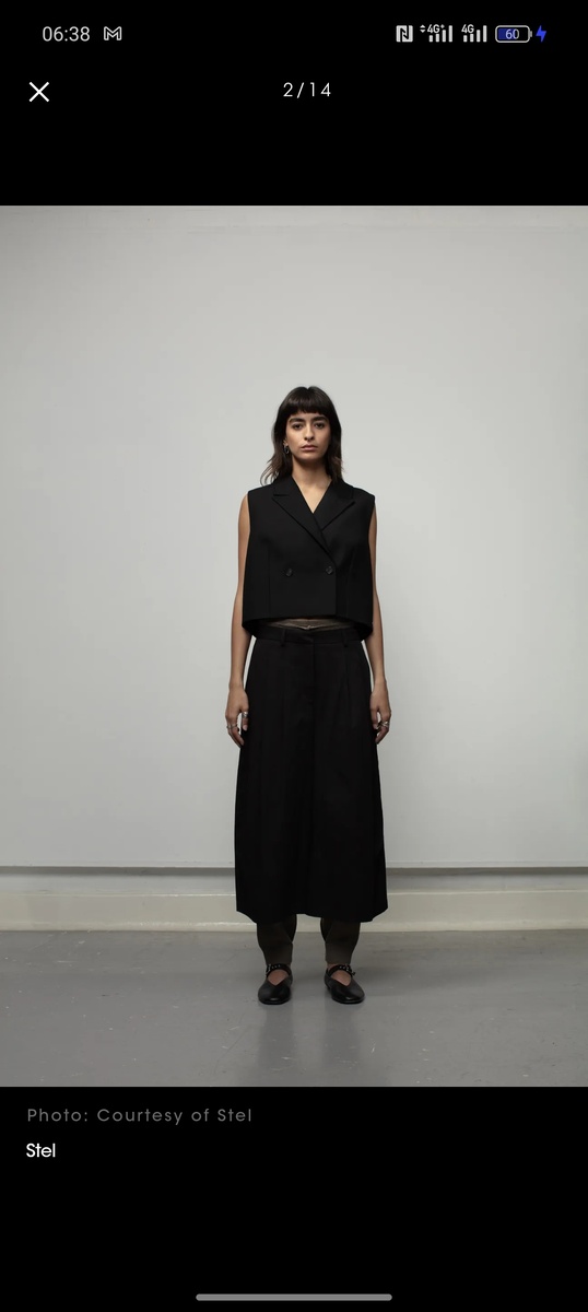 Предложение надевать юбку поверх брюк не ново. А вот сам ансамбль с жилетом вместе интересно выглядит