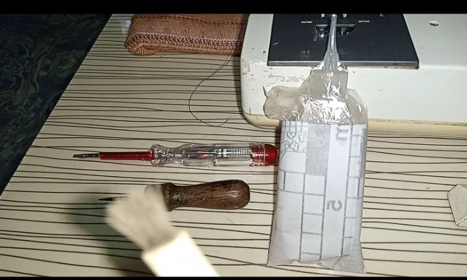 Это нужно для смазки машинки. Масло, отвёртки, щёточка.