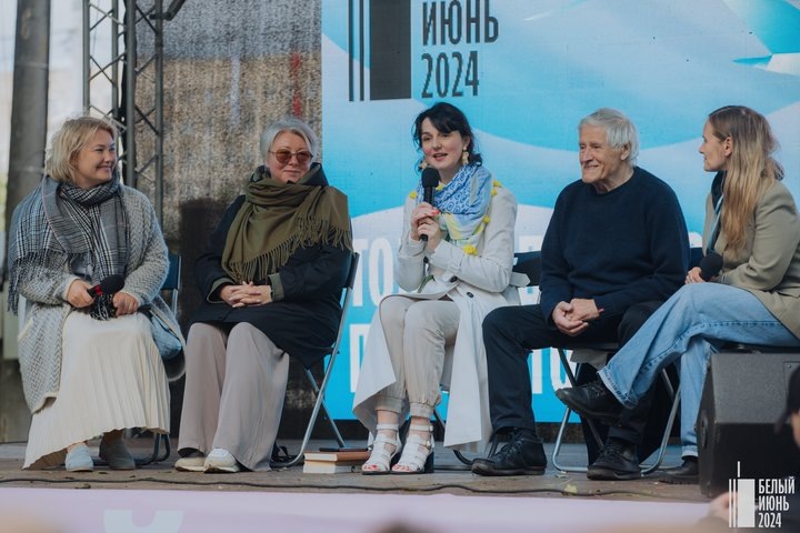Писательница Ульяна Бисерова, переводчица и шеф-редактор издательства NoSugar Books Елена Яковлева, Джоханна Росс-Фрезер, архитектор и краевед Юрий Барашков. предоставлено организаторами международного фестиваля «Белый июнь»