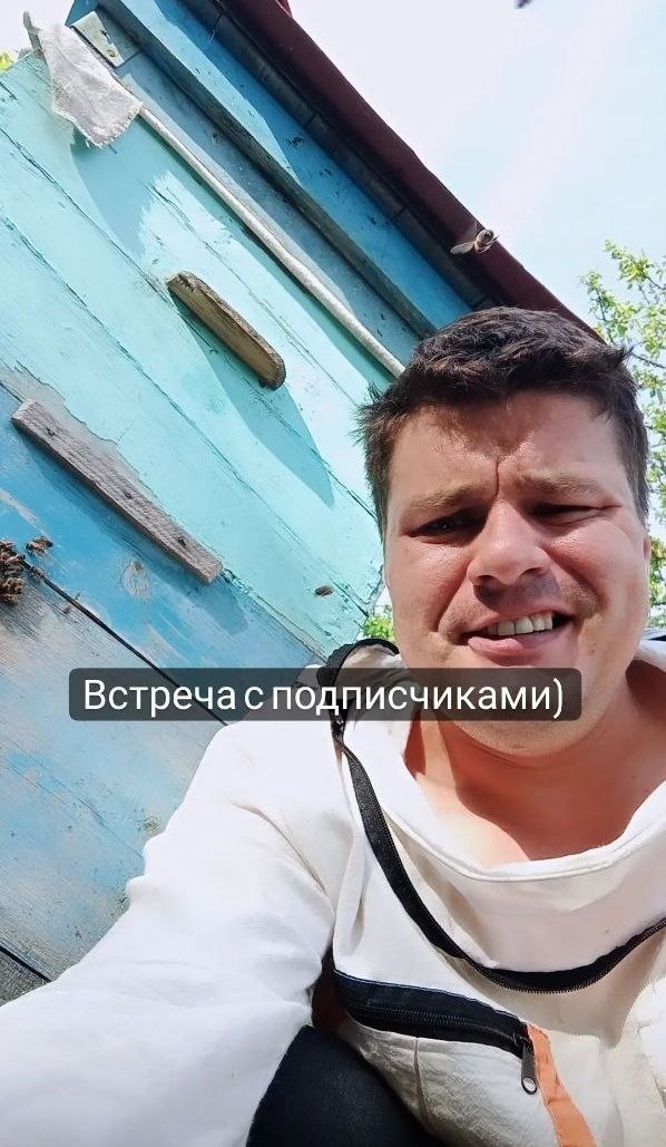 Текст на фото он сам прилепил 