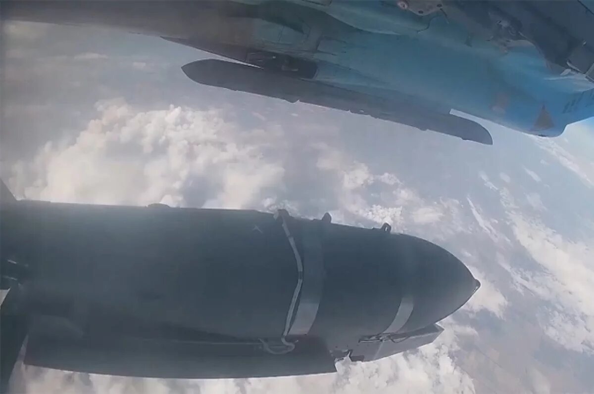    МО РФ показало кадры авиаудара Су-34 по позициям ВСУ в Курской области