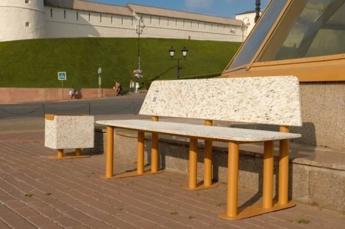   В Казани появились урны и скамейки из вторсырья