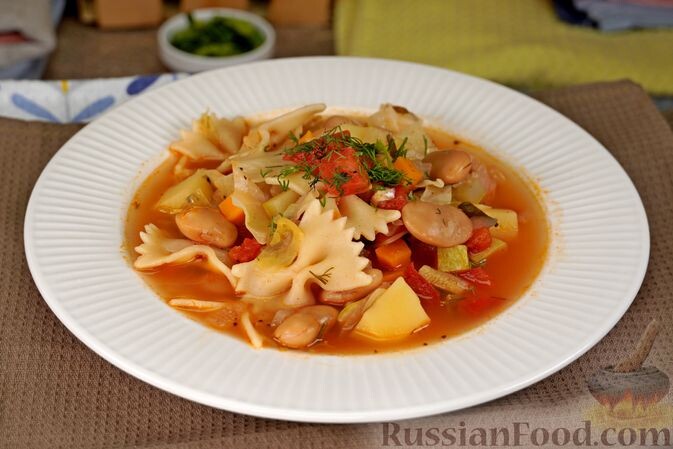 картофель молодой, капуста белокочанная молодая, кабачки, помидоры, фасоль консервированная, макароны, морковь, лук репчатый, масло оливковое, чеснок, паста томатная, орегано сушёный, соль, перец чёрный молотый