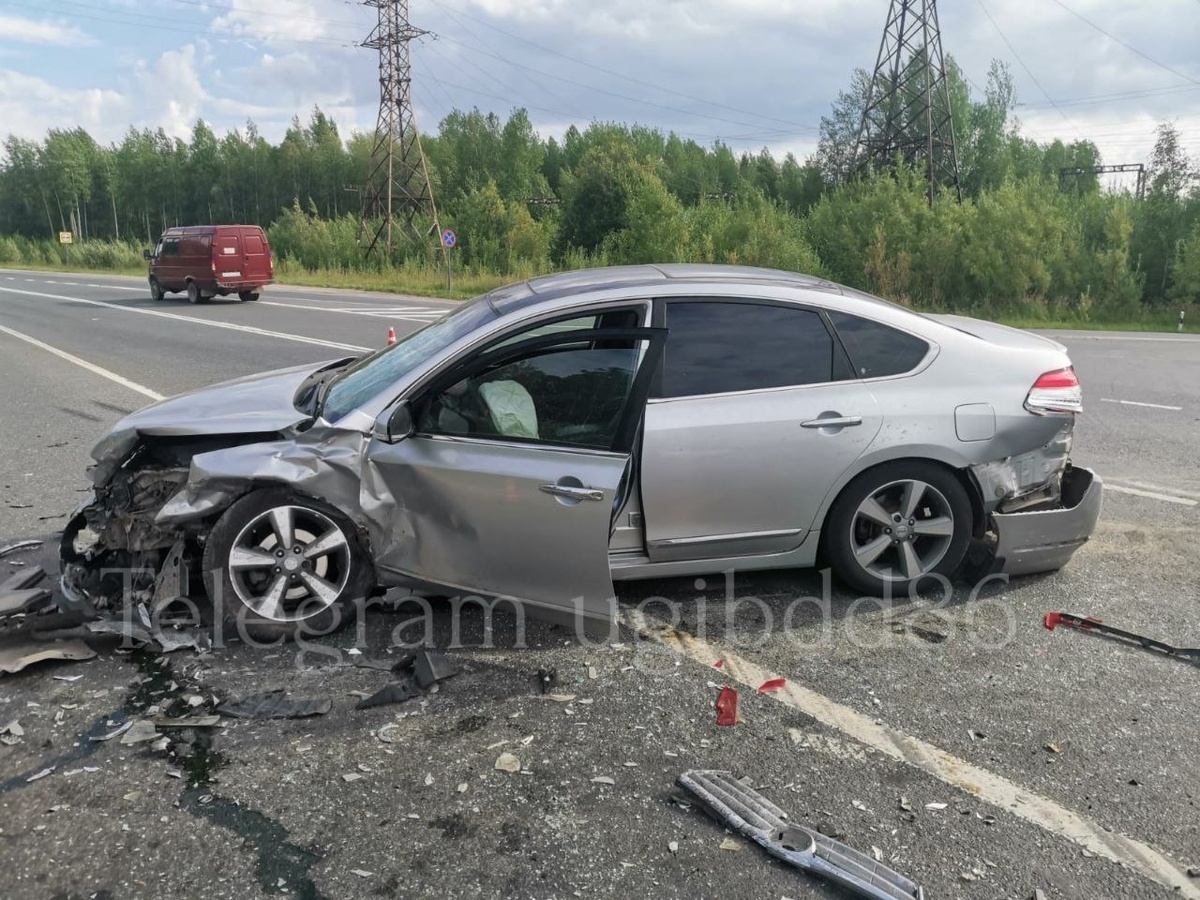    В Югре водитель иномарки нарушил правила на перекрёстке и разбил машину