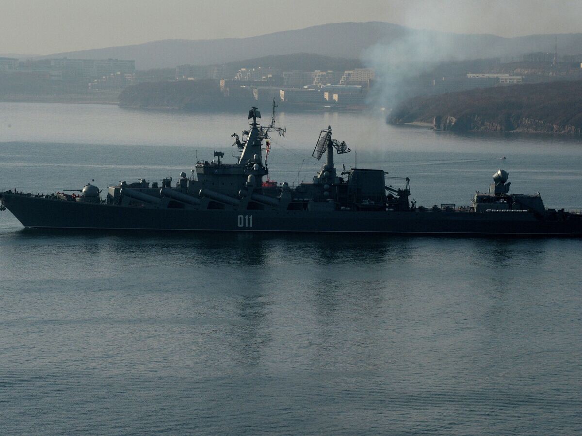    *Гвардейский ракетный крейсер "Варяг" в проливе Босфор Восточный© РИА Новости . Виталий Аньков