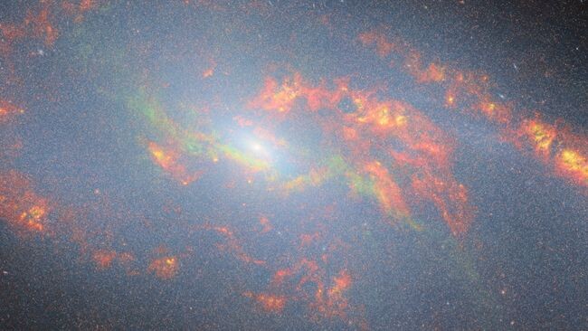     Галактика Мессье 106 (NGC 4258) — спиральная галактика, которая находится примерно в 23 миллионах световых лет в созвездии Гончих Псов. Источник: ESA/Webb, NASA & CSA, J. Glenn