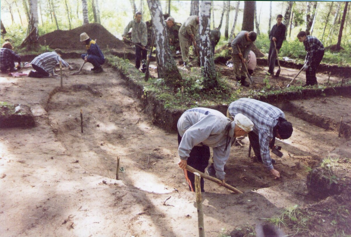 Раскопки на Малобрагинском городище, 2004 г. (фото из фондов Шегарского музея)