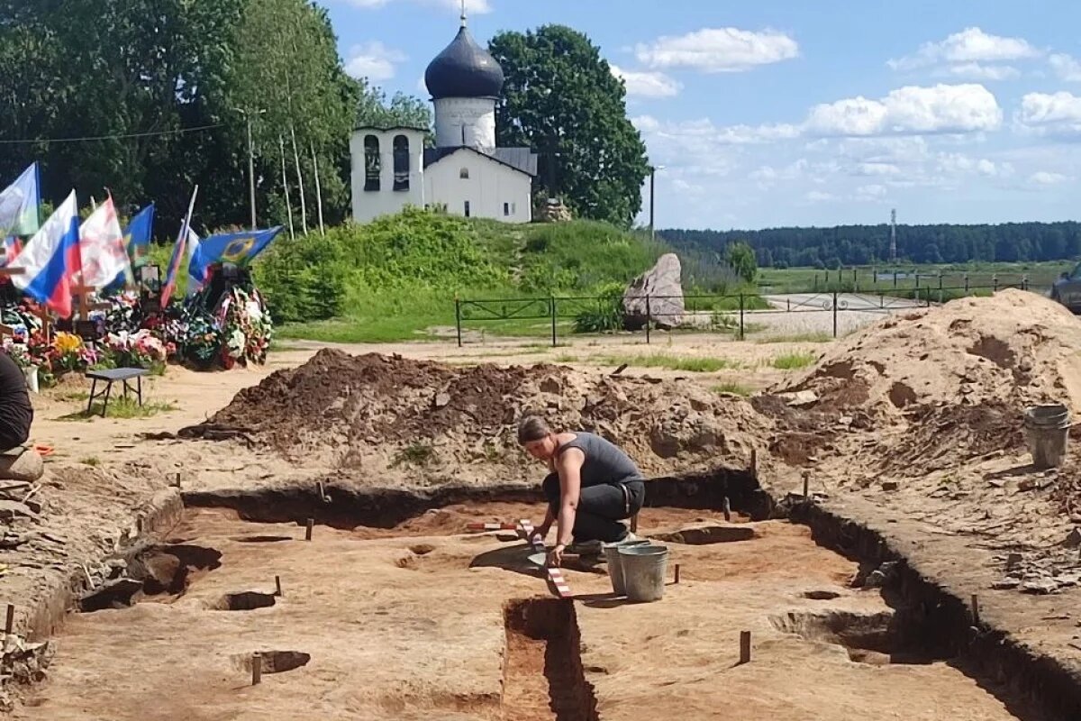    Археологи нашли в псковских Выбутах украшения времен княгини Ольги