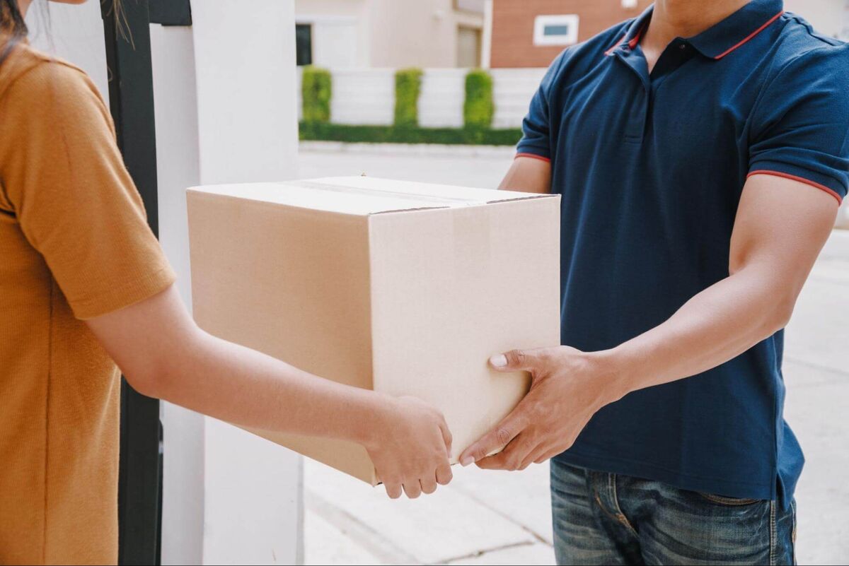 Delivery by seller. Одежда курьера. Интеграция 1с с маркетплейсами. Carrying groceries. Курьер доставщик.